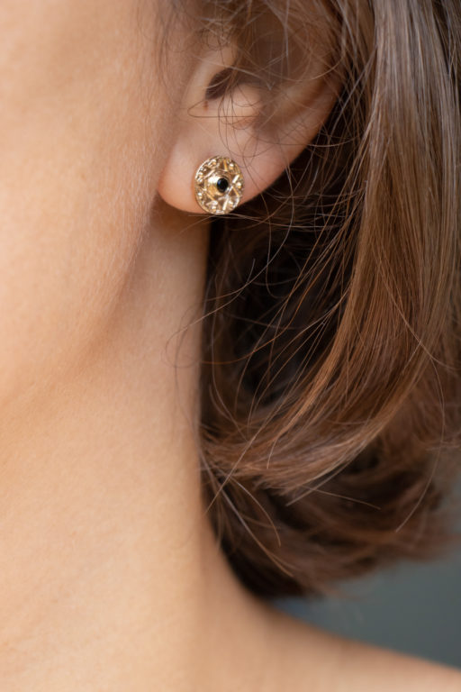Boucles d'oreilles en plaqué or pierre noire 2